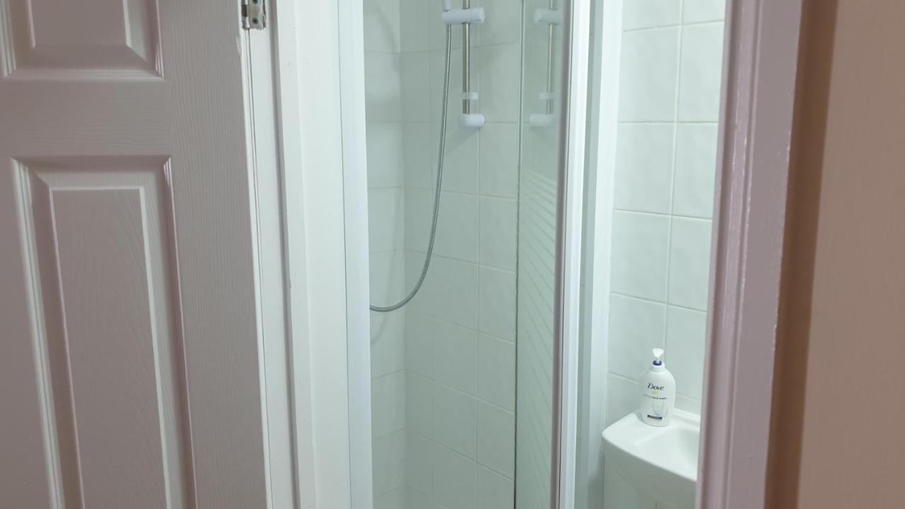Guess Bungalow Wembley Apartment Лондон Екстериор снимка