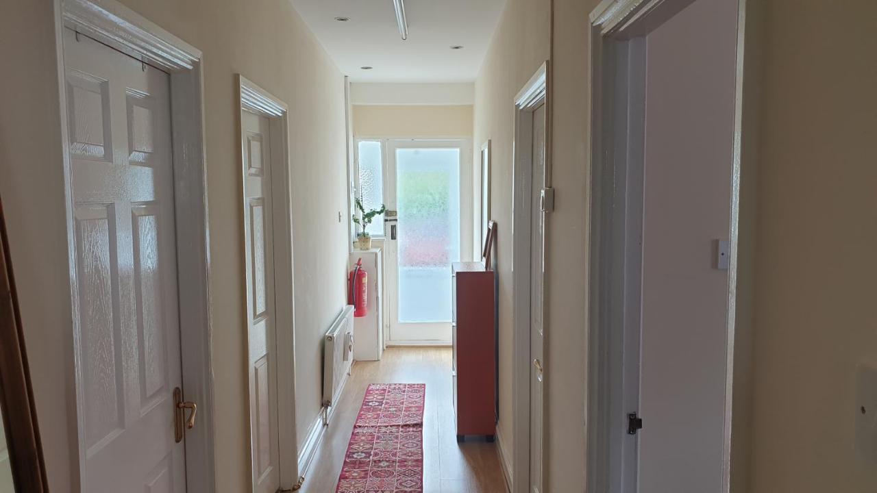 Guess Bungalow Wembley Apartment Лондон Екстериор снимка