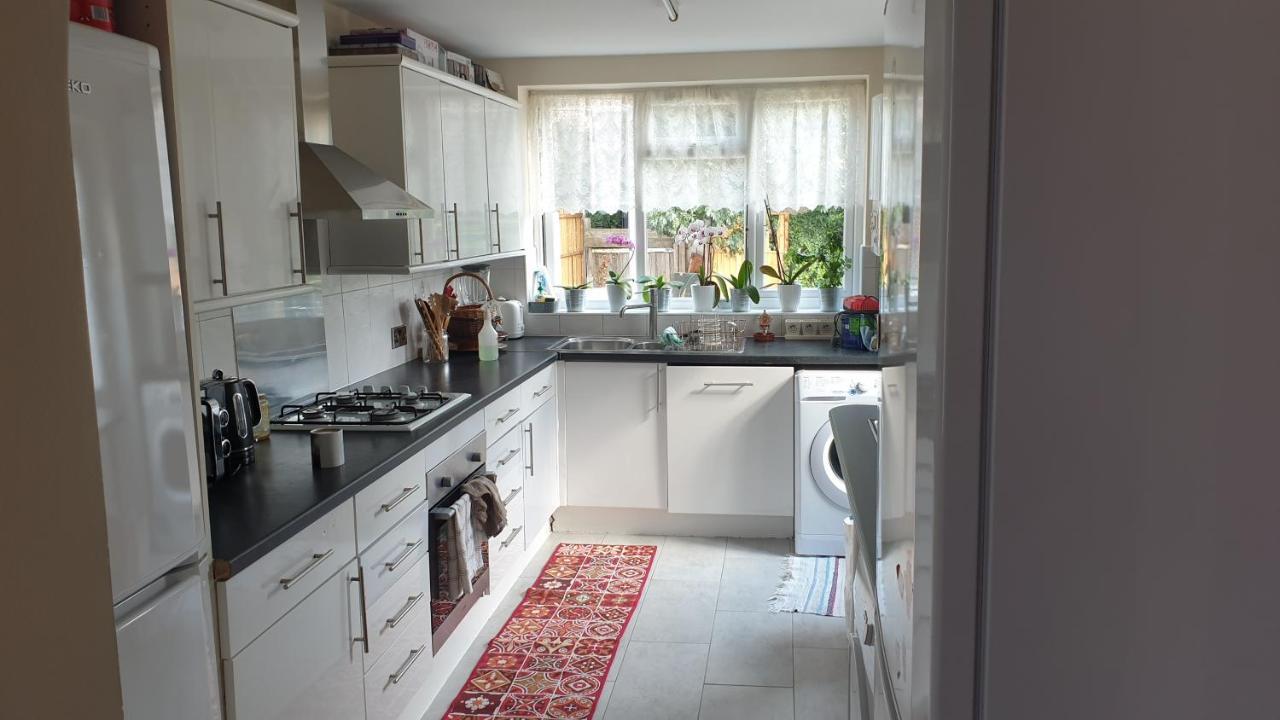 Guess Bungalow Wembley Apartment Лондон Екстериор снимка