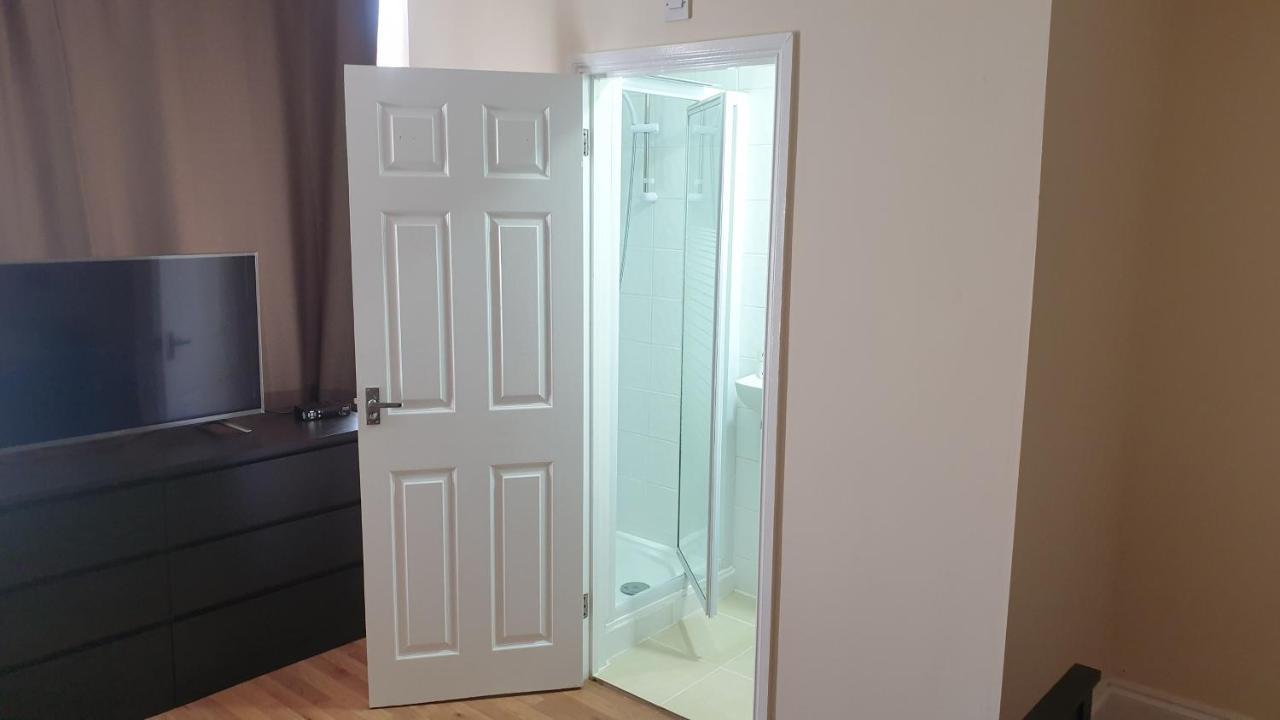 Guess Bungalow Wembley Apartment Лондон Екстериор снимка