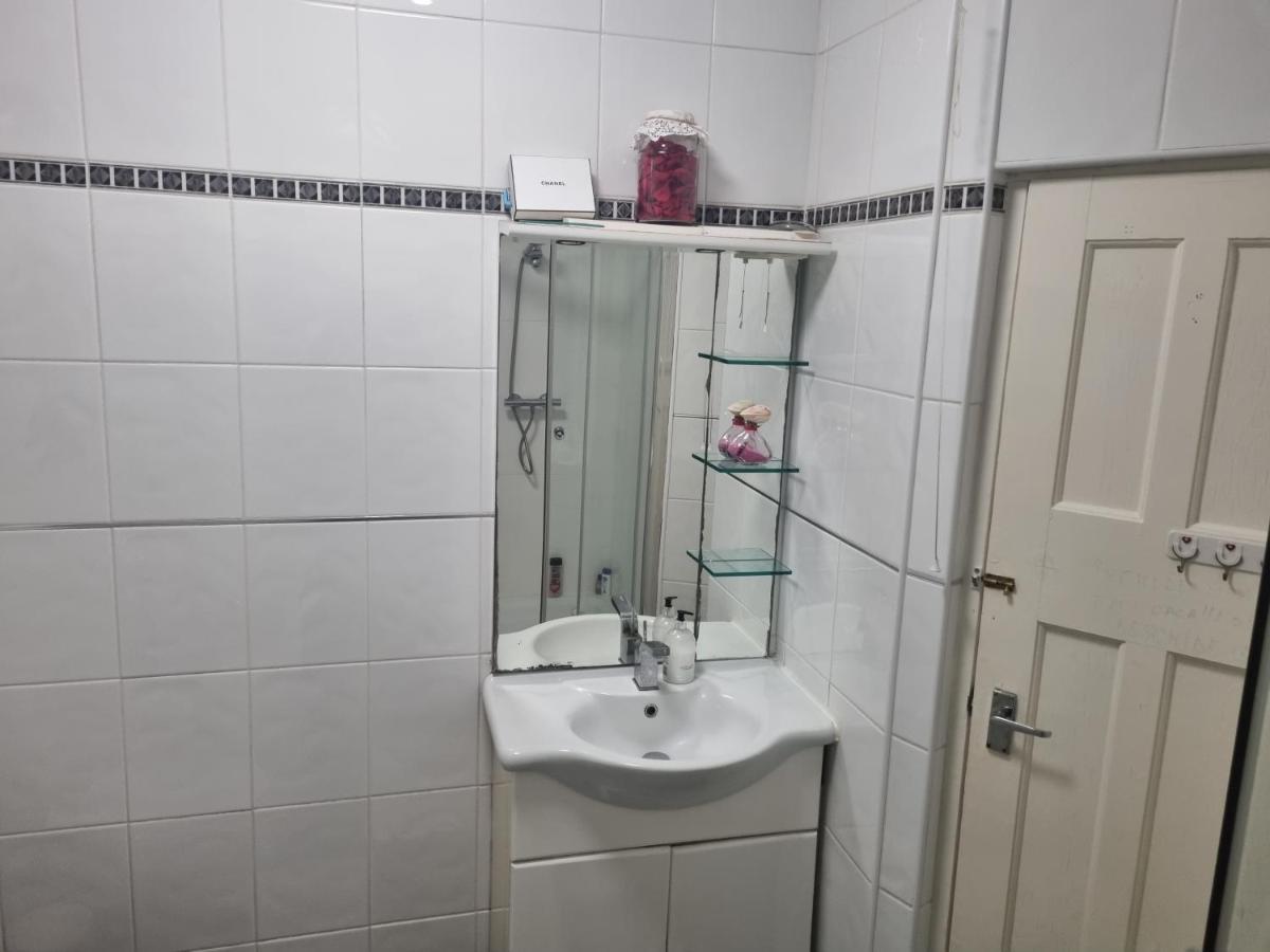 Guess Bungalow Wembley Apartment Лондон Екстериор снимка