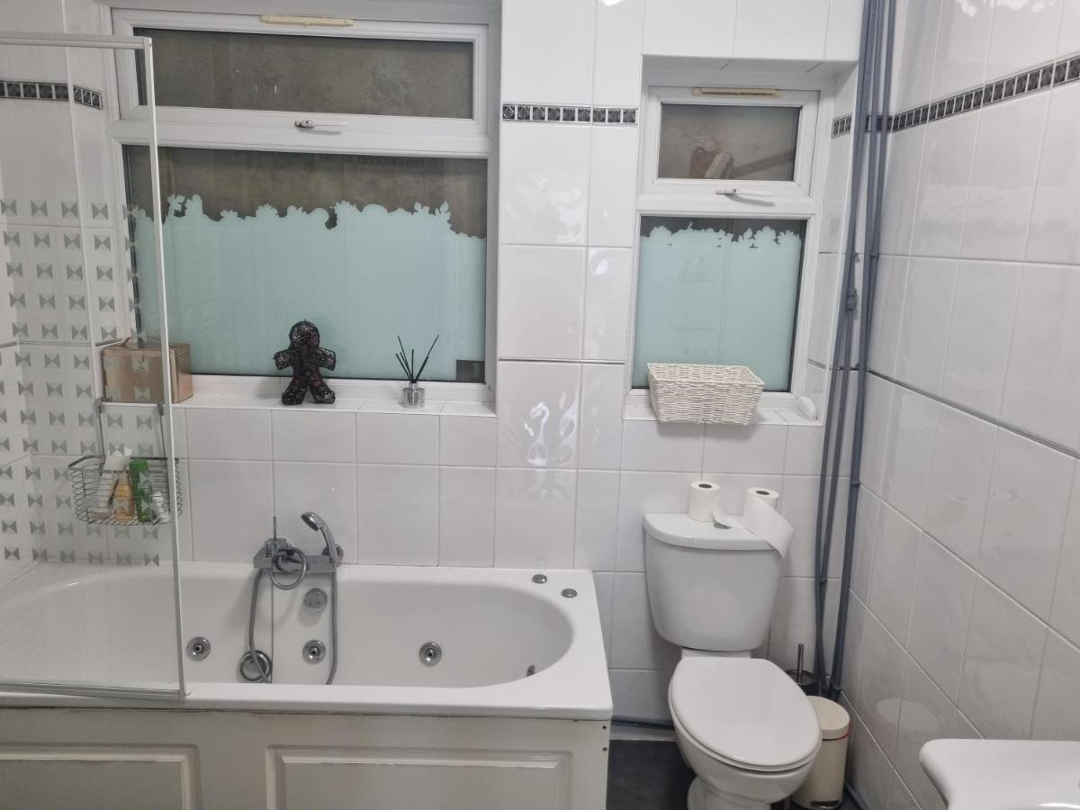 Guess Bungalow Wembley Apartment Лондон Екстериор снимка